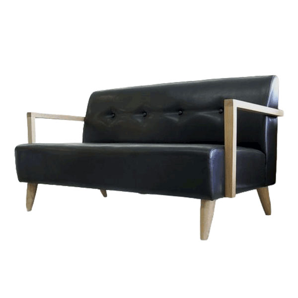 肘掛け付きのソファ