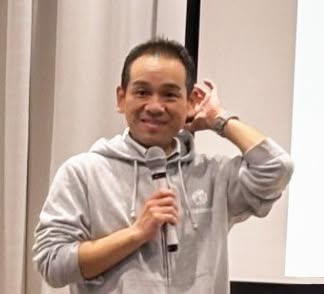 インタビュアーの酒匂雄二氏