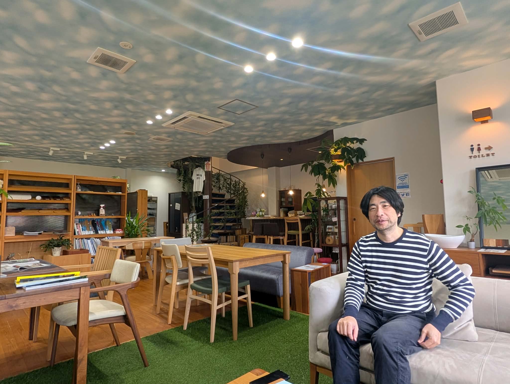 大川家具ドットコムのショールーム全景。テーブルや椅子、ソファなどの国産家具が並ぶ