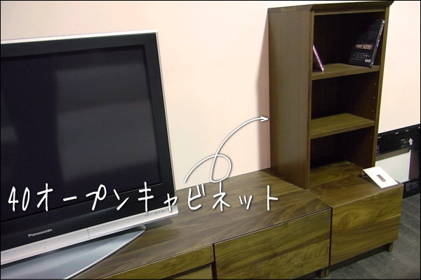 見た目は天然木だけのすっきりしたデザインのテレビボード