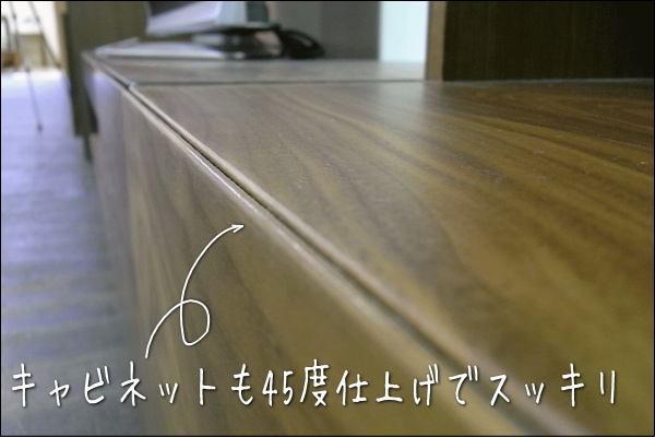 見た目は天然木だけのすっきりしたデザインのテレビボード