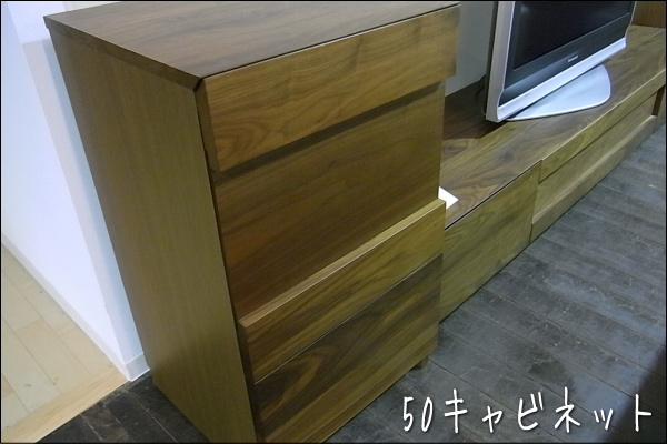 見た目は天然木だけのすっきりしたデザインのテレビボード