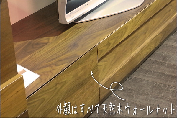見た目は天然木だけのすっきりしたデザインのテレビボード