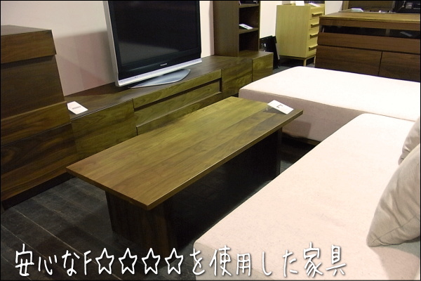 見た目は天然木だけのすっきりしたデザインのテレビボード