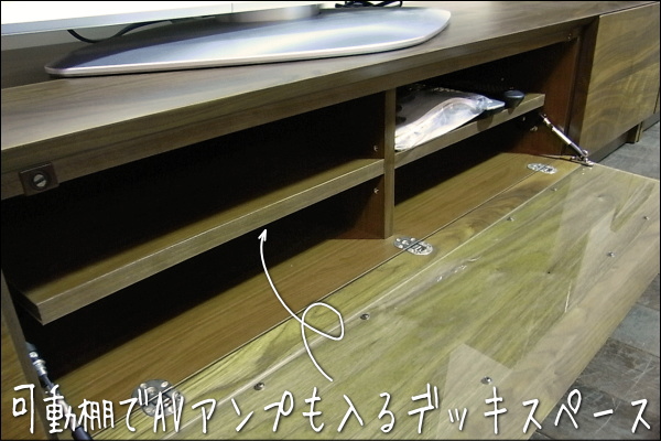 見た目は天然木だけのすっきりしたデザインのテレビボード