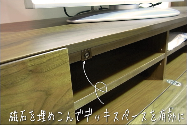 見た目は天然木だけのすっきりしたデザインのテレビボード