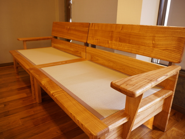 大き目の１人掛けを二つ並べた写真