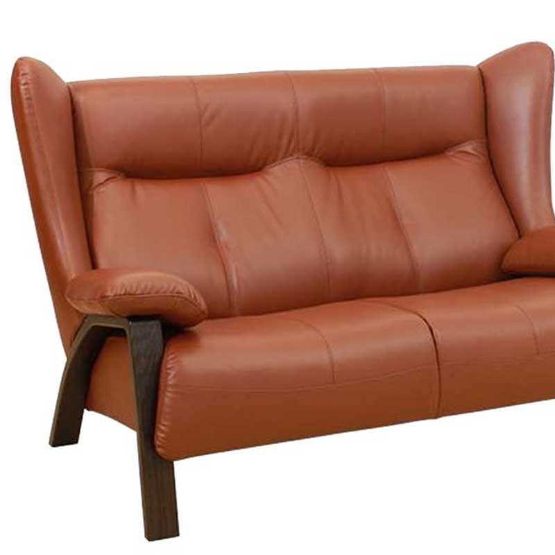 幅150センチ2人掛けソファー「ホルン」は、背もたれが97センチの高さで、ハイバックタイプで包み込まれるような座り心地です。