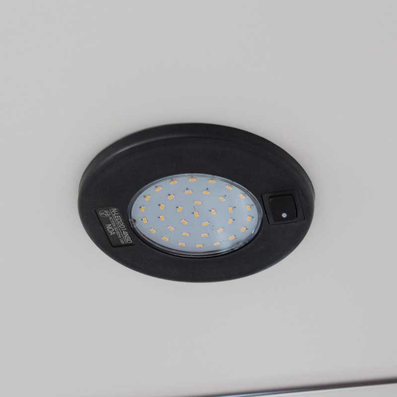 幅60センチガラス張りコレクション収納棚「ヴァール」（アルミ枠）は、スイッチはライト横にあります