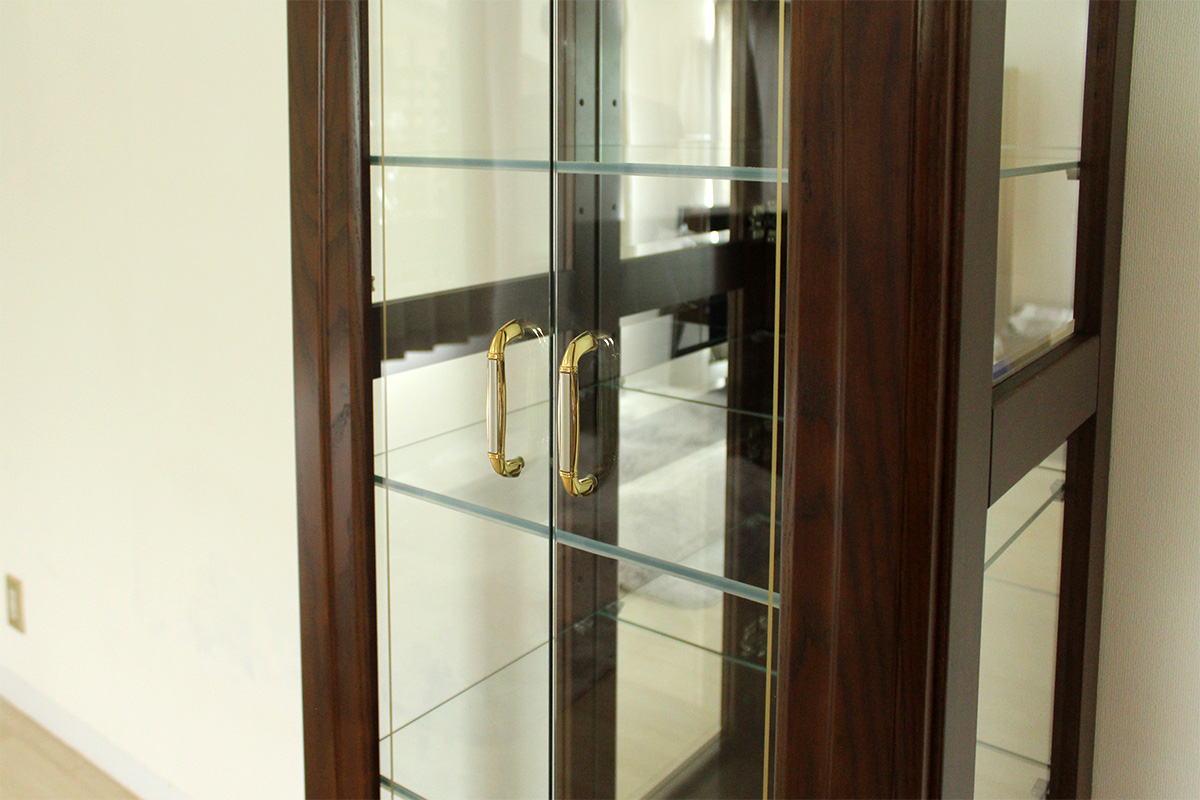 強化ガラスの扉