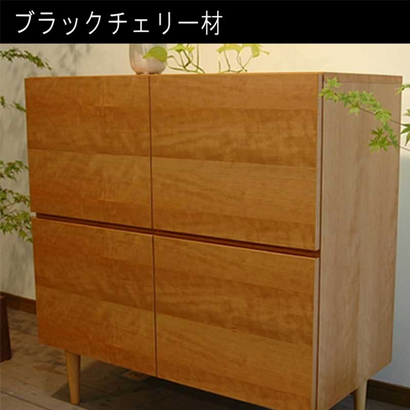 90センチ幅キャビネット「クアトロ」は、4枚と扉と4っつの升状に分かれたシンプルなデザインだからどんな場所にもマッチする家具です。シンプルなデザインだからどんな場所にもマッチする家具です。本を入れるもよし、洋服収納、ゲーム機収納又はリビングで勉強するお子様の道具入れにも素敵です