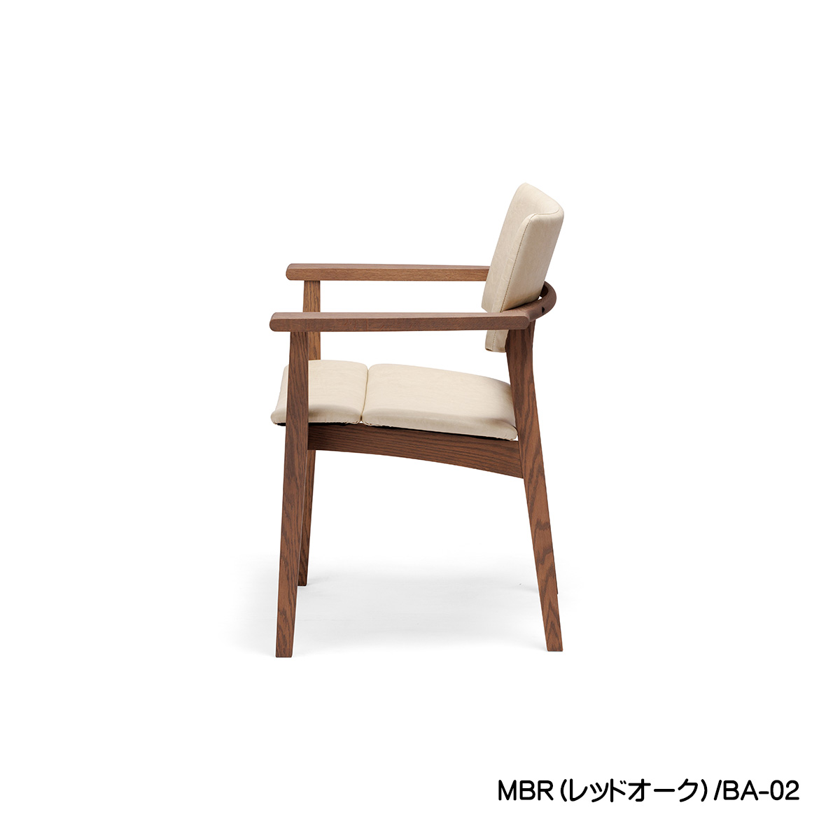 肘付ダイニングチェア「TOPO（トッポ）　」（ブラウン）は、座面の奥が少し下がっていますので、ゆったりと座ることができます。