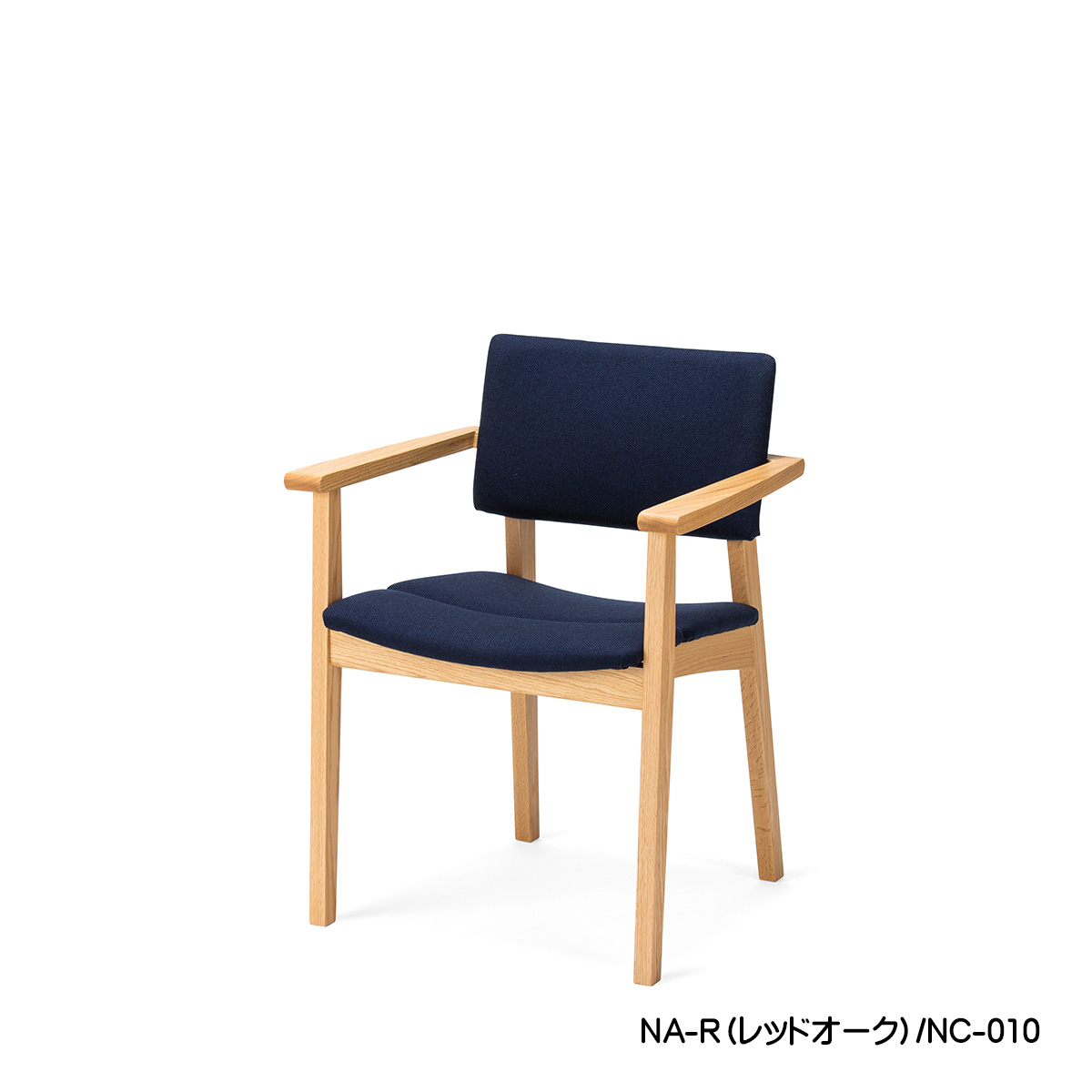 【日本製】肘掛けダイニングチェア「TOPO（トッポ）」（ナチュラル）は、フレームはレッドオーク材を使用し、天然木の風合いやお色をそのままに生かしたイスです。