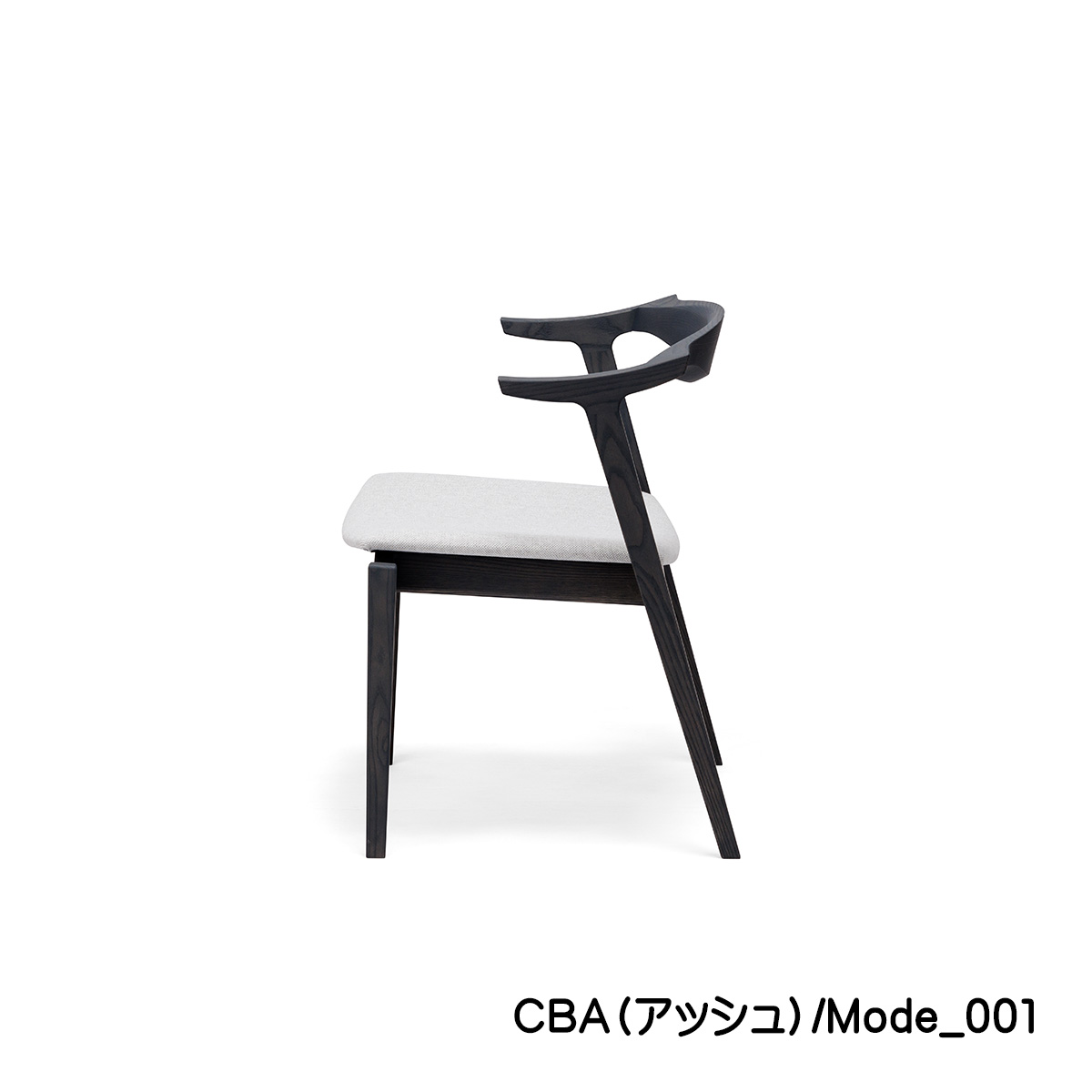 ダイニングチェア「GADO（ガド）」のカーボンアッシュ色はモノトーのお部屋によく合います。