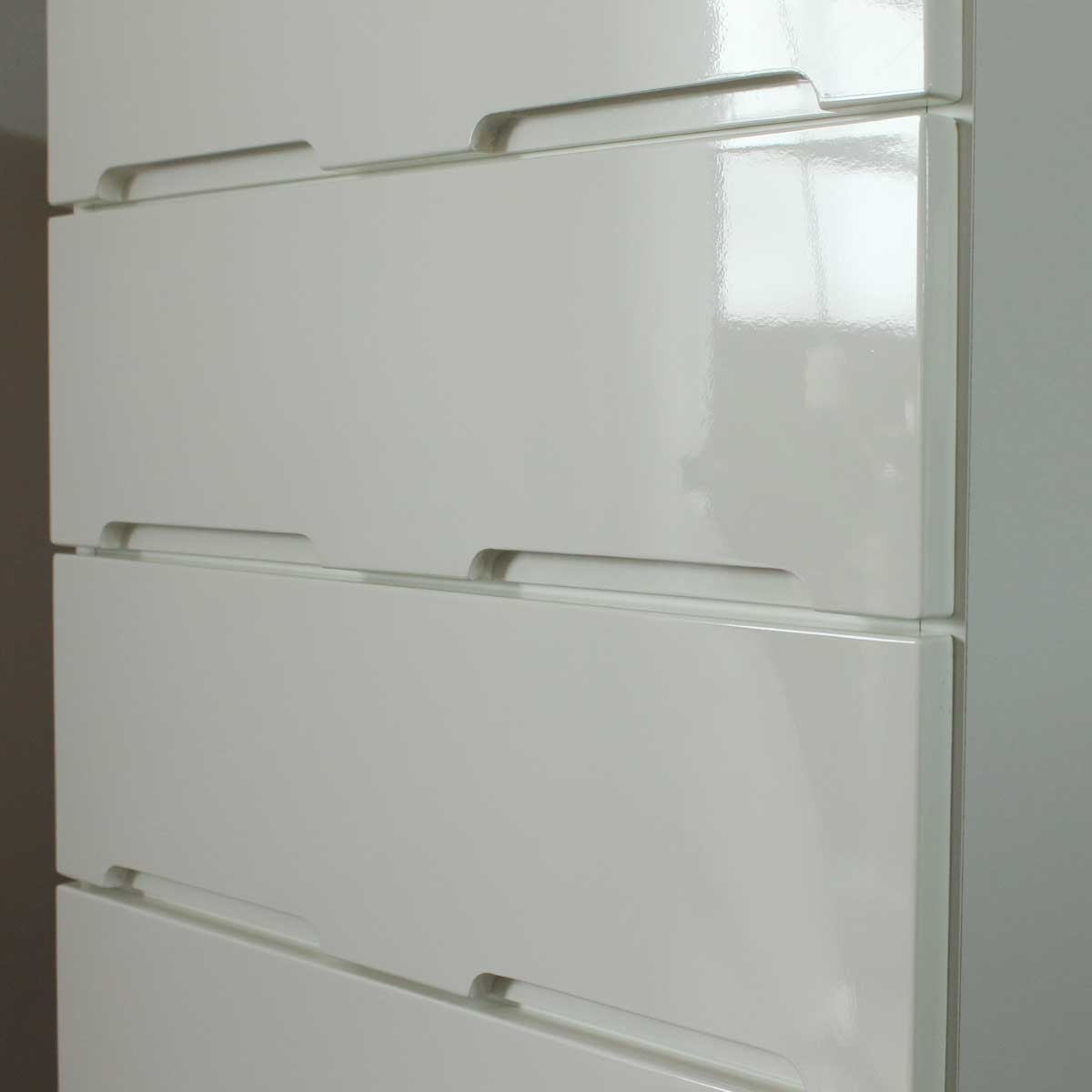 50センチ幅（幅50）タワーチェスト「アイクーリ」は、表面は光沢のある白い塗装仕上げです。