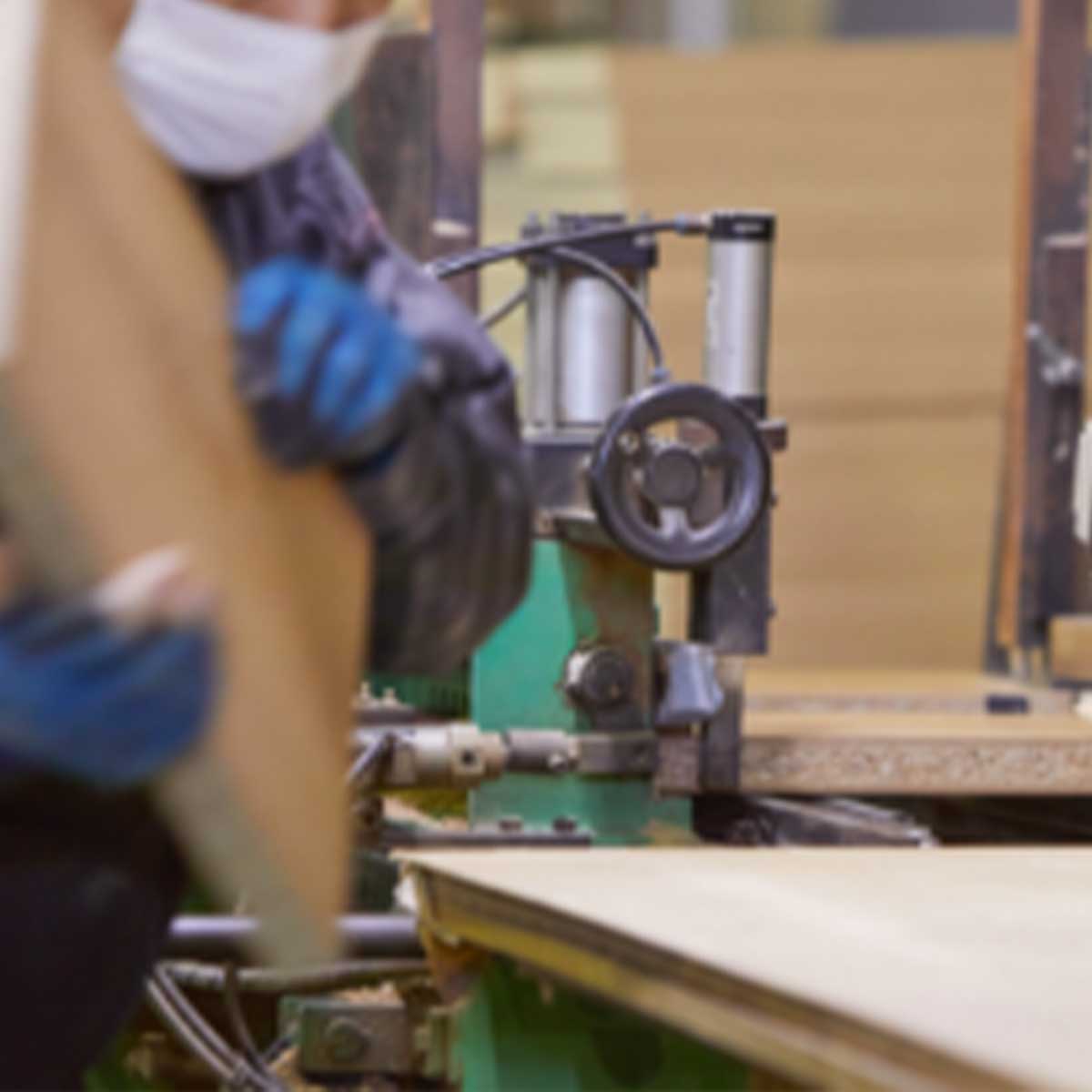 福岡県大川市の大手グループ工場により、工場で、１本１本丁寧に職人により製造されています。