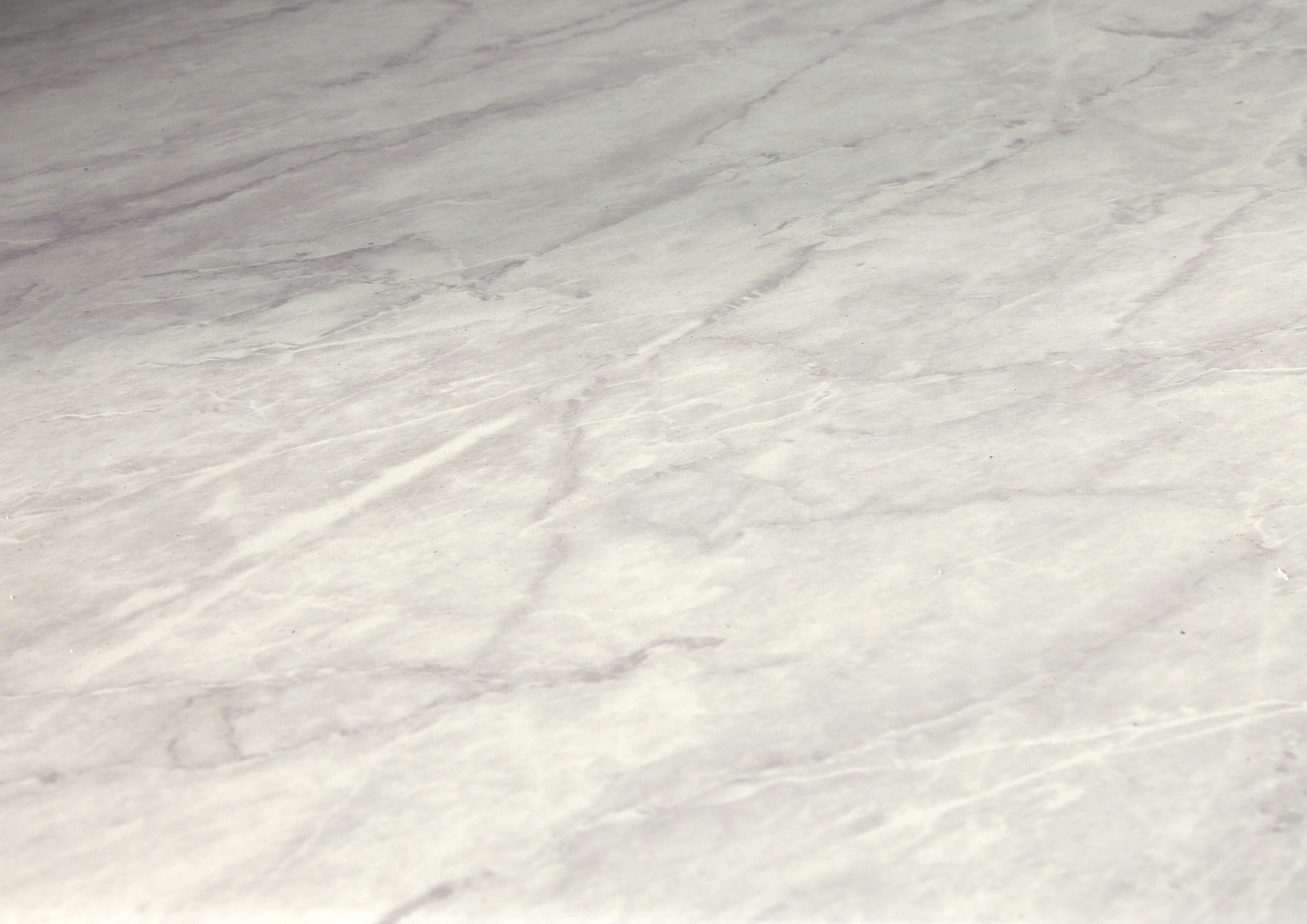 120センチ幅食器収納「ルシエル」は、カウンター天板は石目調の鏡面メラミン材使用で耐熱性、耐水性に優れており、傷も付きにくくお手入れ簡単