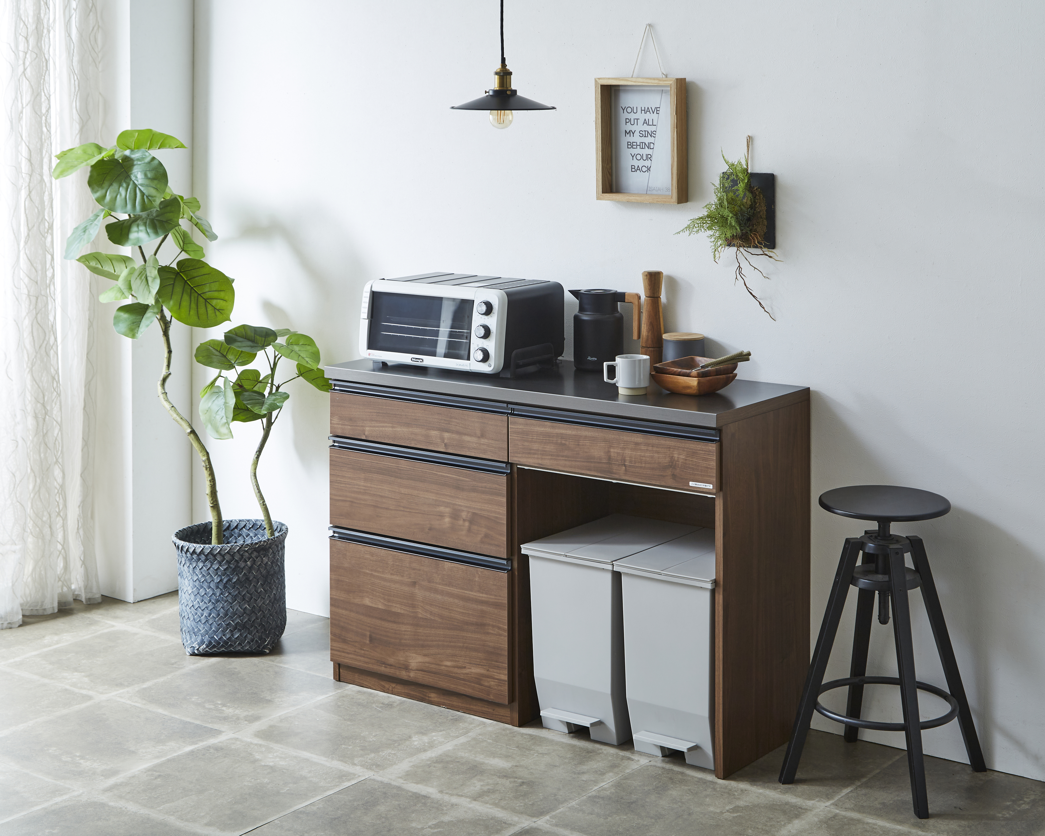 ステンレスに比べ指紋が付きにくい！また防汚性や防錆性に優れたOSパネル鋼板を使用したキッチンカウンター