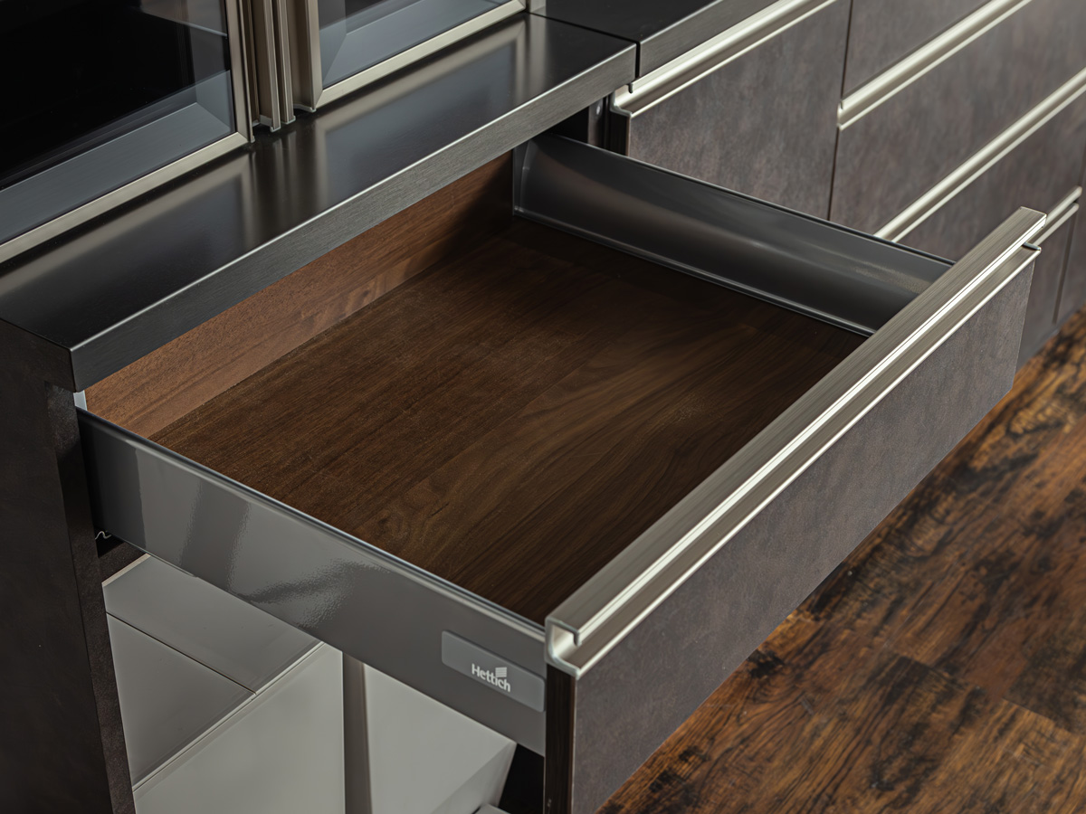 ステンレスの様な見た目で防汚性や防錆性に優れたカラー鋼板天板FeLuce