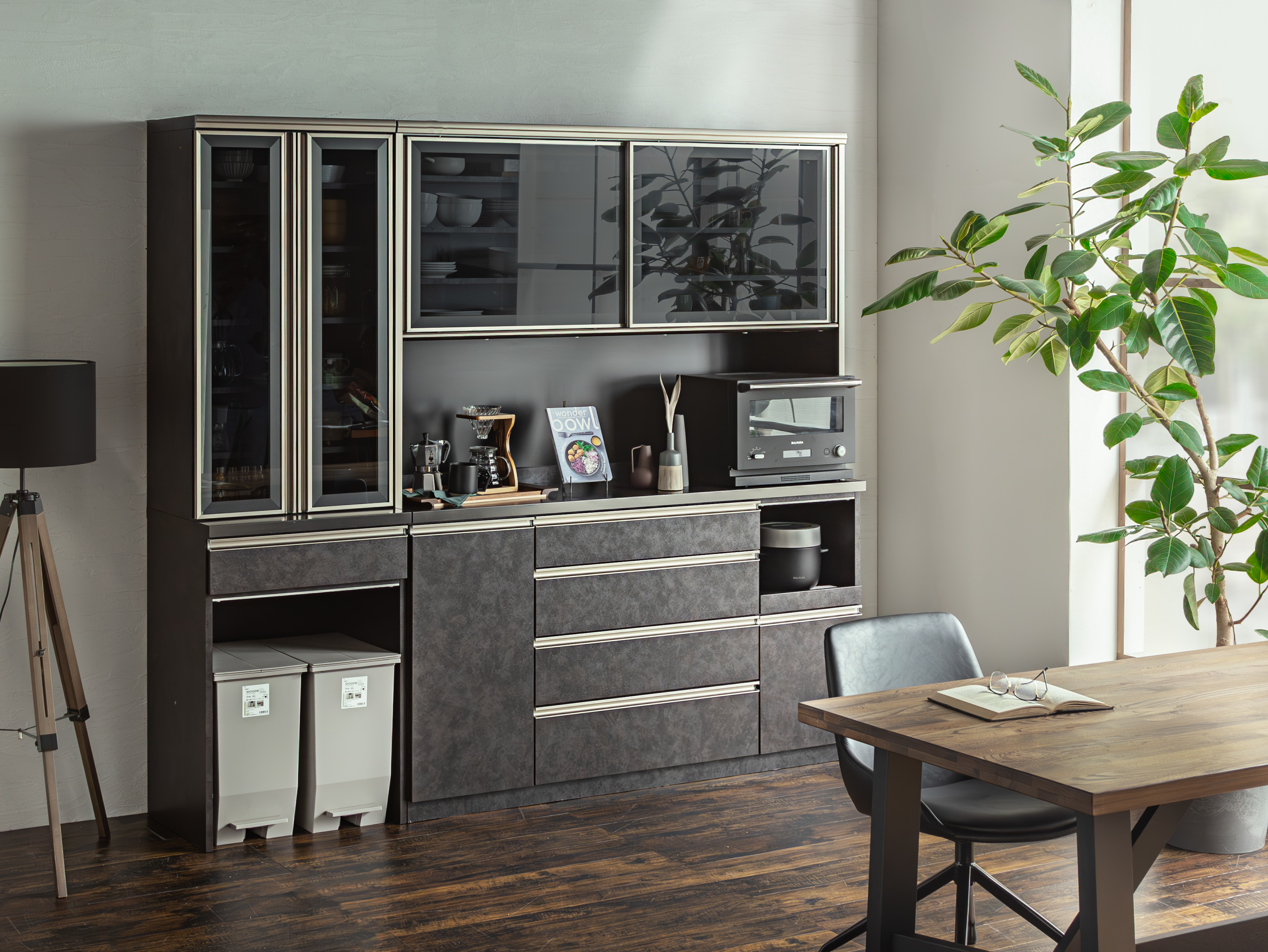 ステンレスに比べ指紋が付きにくい！また防汚性や防錆性に優れたOSパネル鋼板を使用したキッチン収納