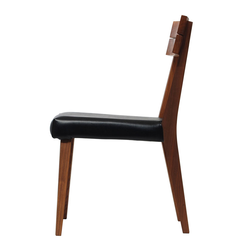 ダイニングチェア「アンボ」は細身のシルエットでありながら、背板2枚が無垢材の重厚感を際立たせます。