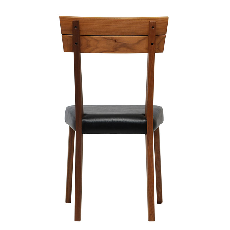 ダイニングチェア「アンボ」の座面は奥が細目で前が広めになっています