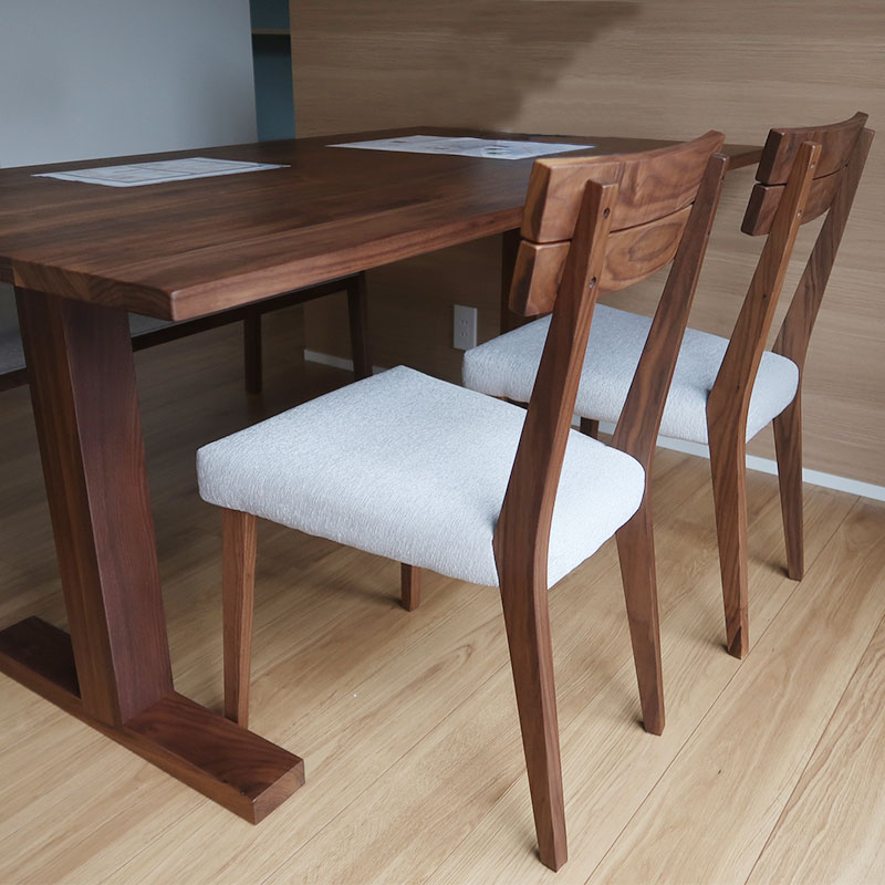 ボダイニングチェア「アンボ」のレザーは、フェイクレザーで3色、アイボリー、ダークブラウン、ブラックとございます。