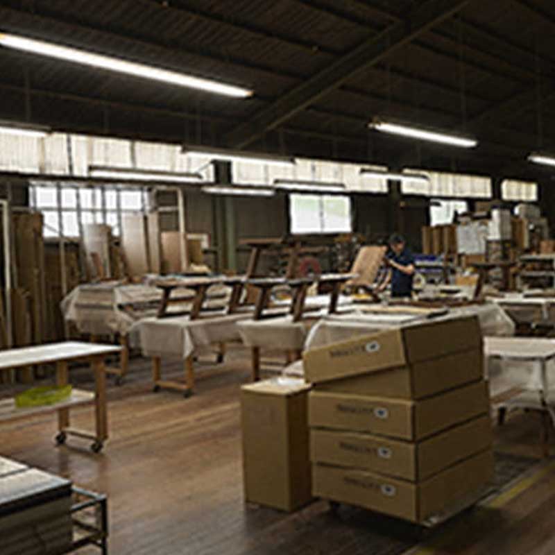 製作工場写真の写真。日本産、国内製造で、福岡県で製造（大川家具）、熟練の職人が、1本1本手作業にて制作しております。