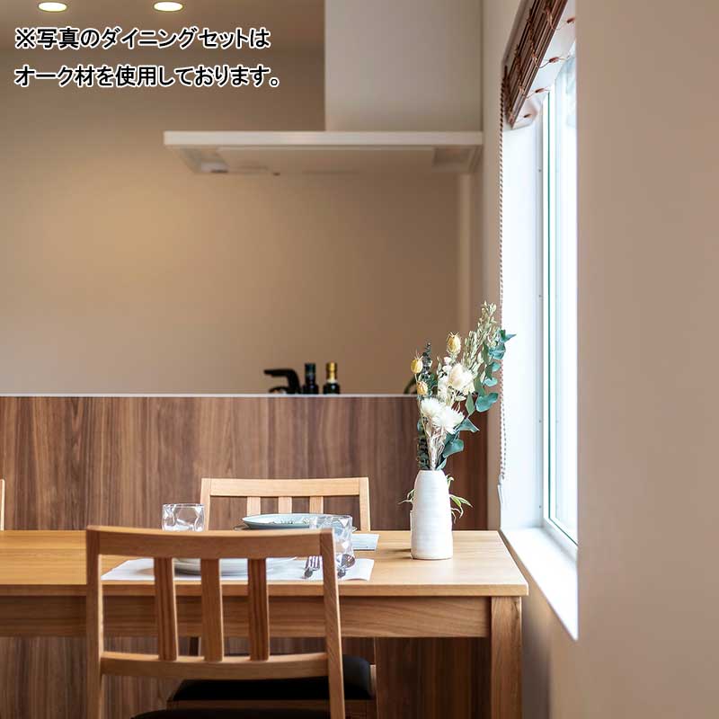 ダイニングチェアー「トリノ」は窓辺に寄せると更に自然光に無垢材の良さが際立ちます。