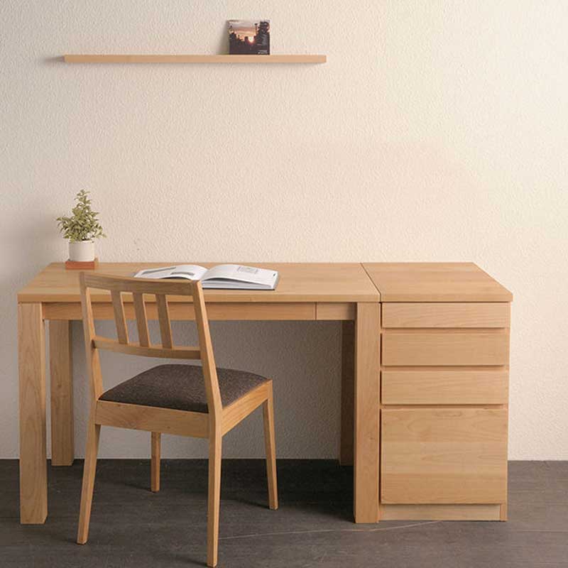 ダイニングチェア「トリノ」をデスクに合わせた写真。無垢材の風合い、木の香りが仕事机、勉強机にピッタリです。