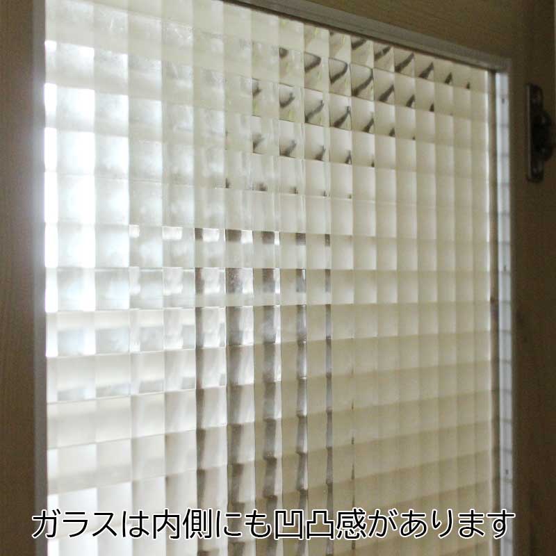 幅76センチ「エコル」カップボードは、ガラスは内側にも凹凸のあるガラスになっています