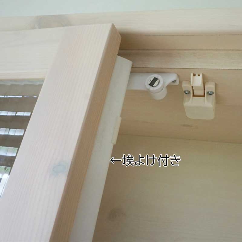 幅76センチ「エコル」カップボードは、扉の合わせの所には埃よけが付いています