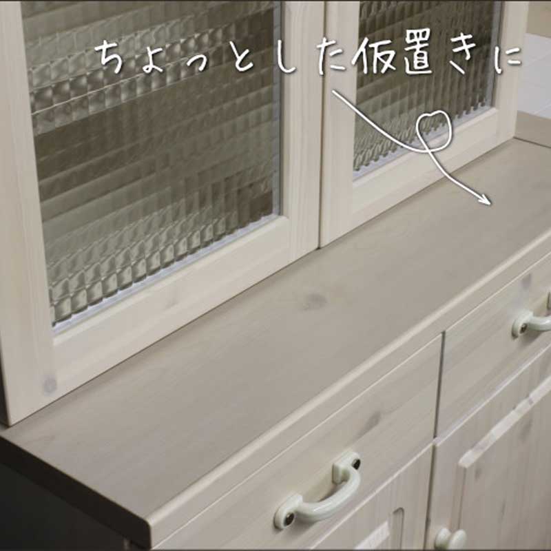 幅76センチ「エコル」カップボードは、上の扉の前はちょっとした物置にも使えます。