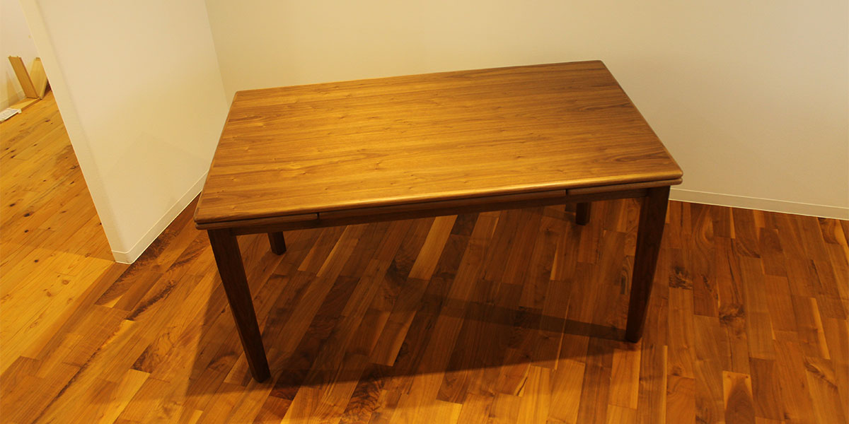 伸長式なので天板の幅を自由に変えられる