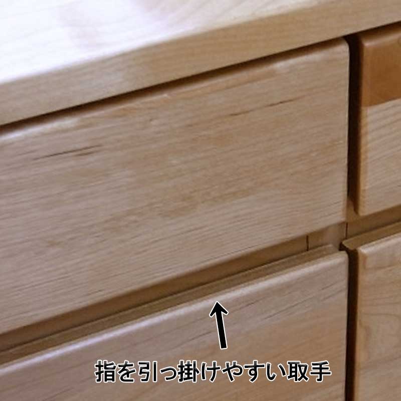 118センチ幅サイドボード「モニカ」は、サイドボードの扉は、指を引っ掛けやすくするため凹状に加工しています。