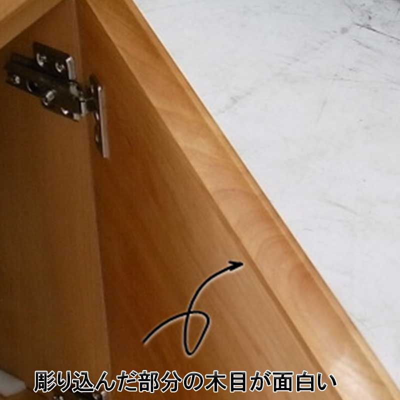 118センチ幅サイドボード「モニカ」は、無垢材を彫り込みますので、自然の曲線が現れる木目がアクセントを加えます。