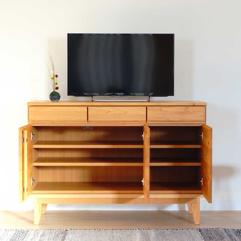 118センチ幅サイドボード「モニカ」は、サイドボードの扉もアルダー無垢集成材になっています。