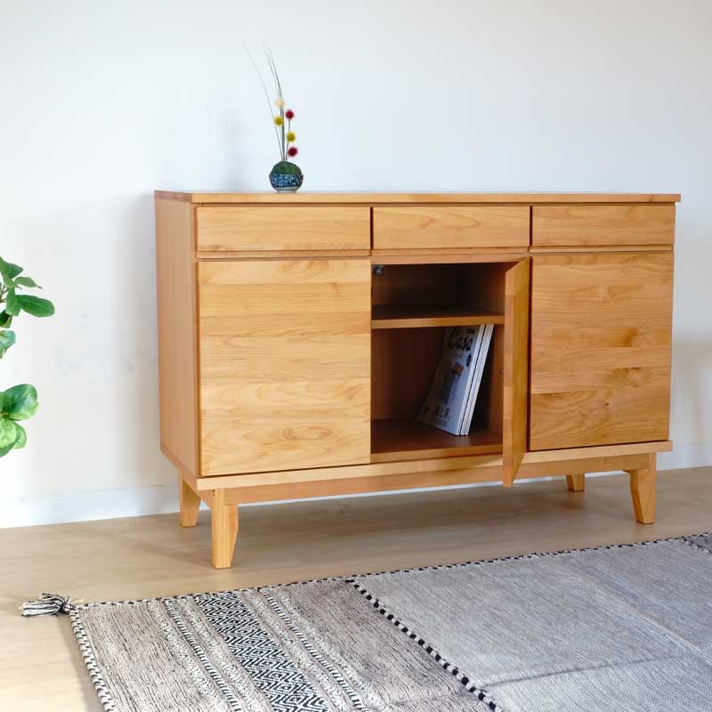 118センチ幅サイドボード「モニカ」は、素材は、前面と天板をアルダー無垢材を使用し、天然木ならではの自然な質感をお楽しみ頂けます。