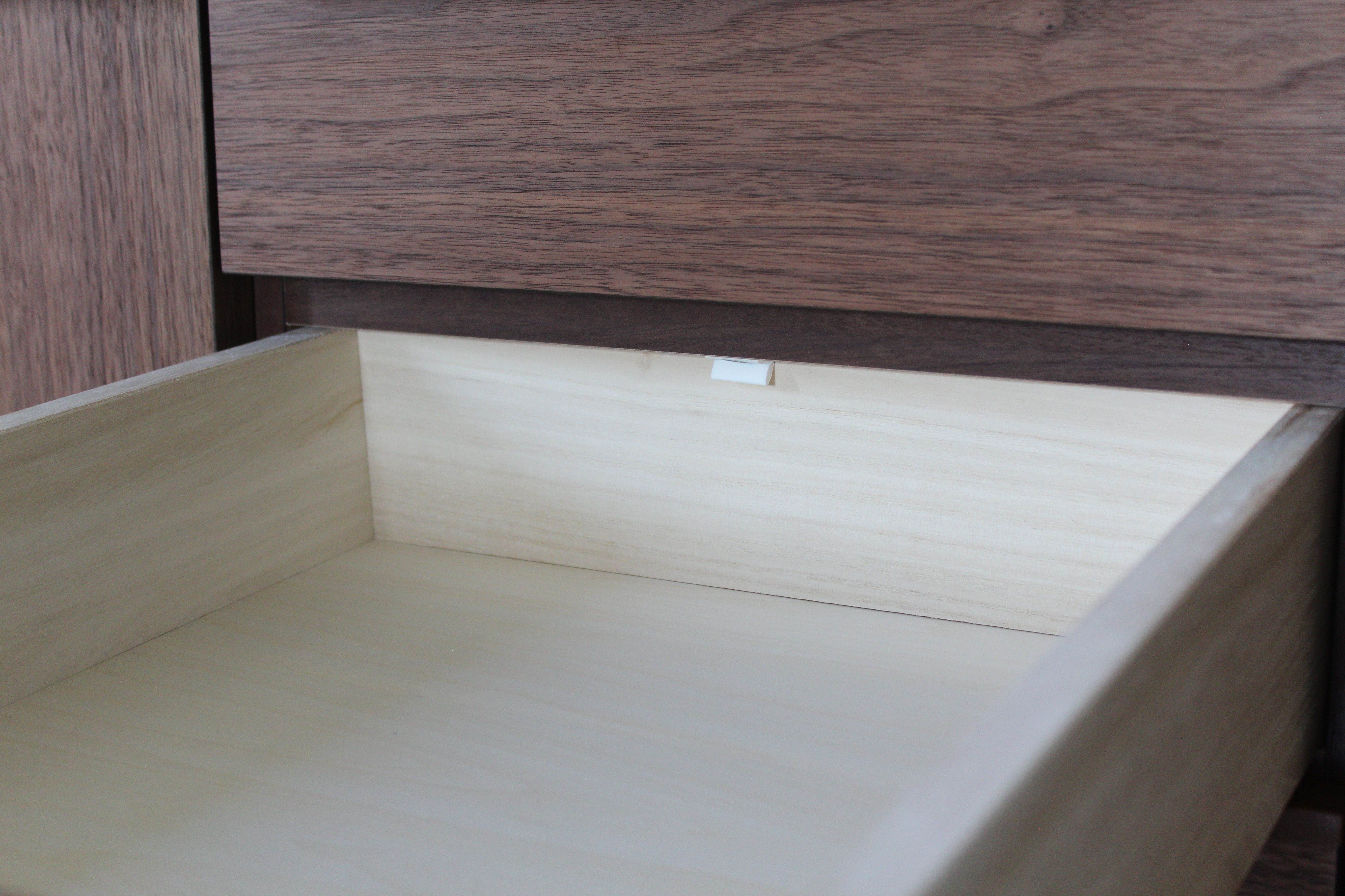 幅119センチサイドボード「OSソリエ」ウォールナット材は、桐の引き出しを箱組にした丈夫で上質な引き出し