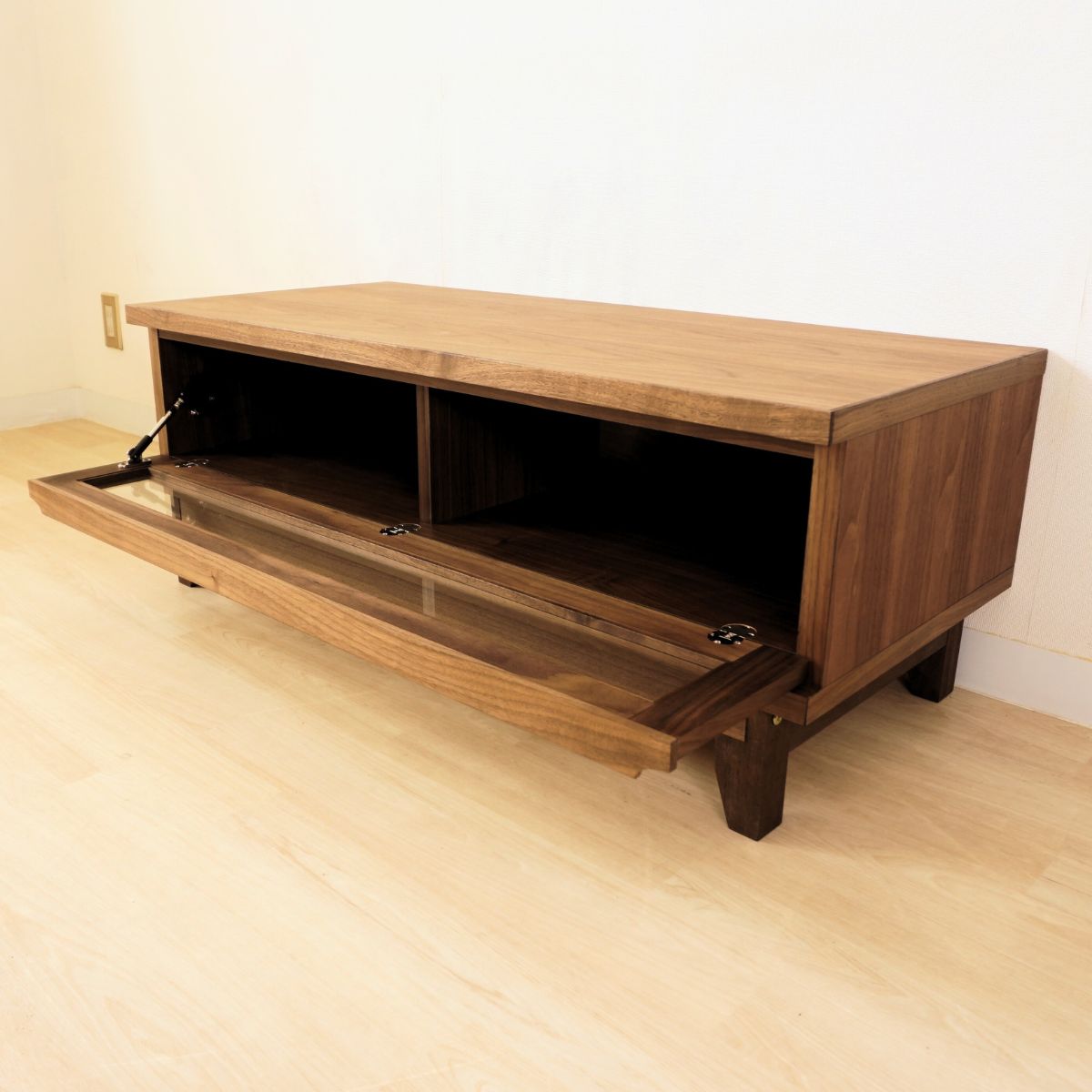 ウォールナット天然木を使用した上質な質感