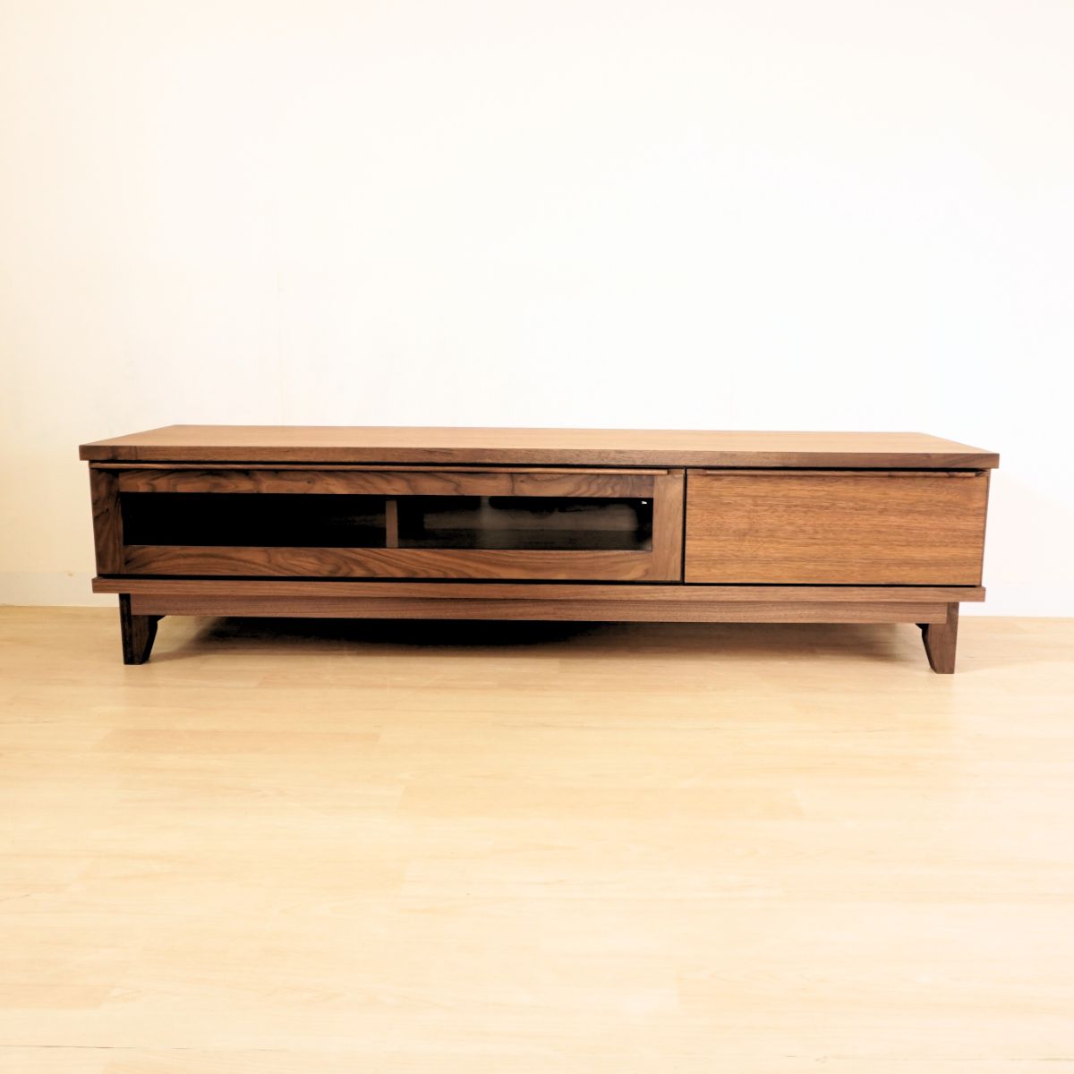 ウォールナットリビングインテリア