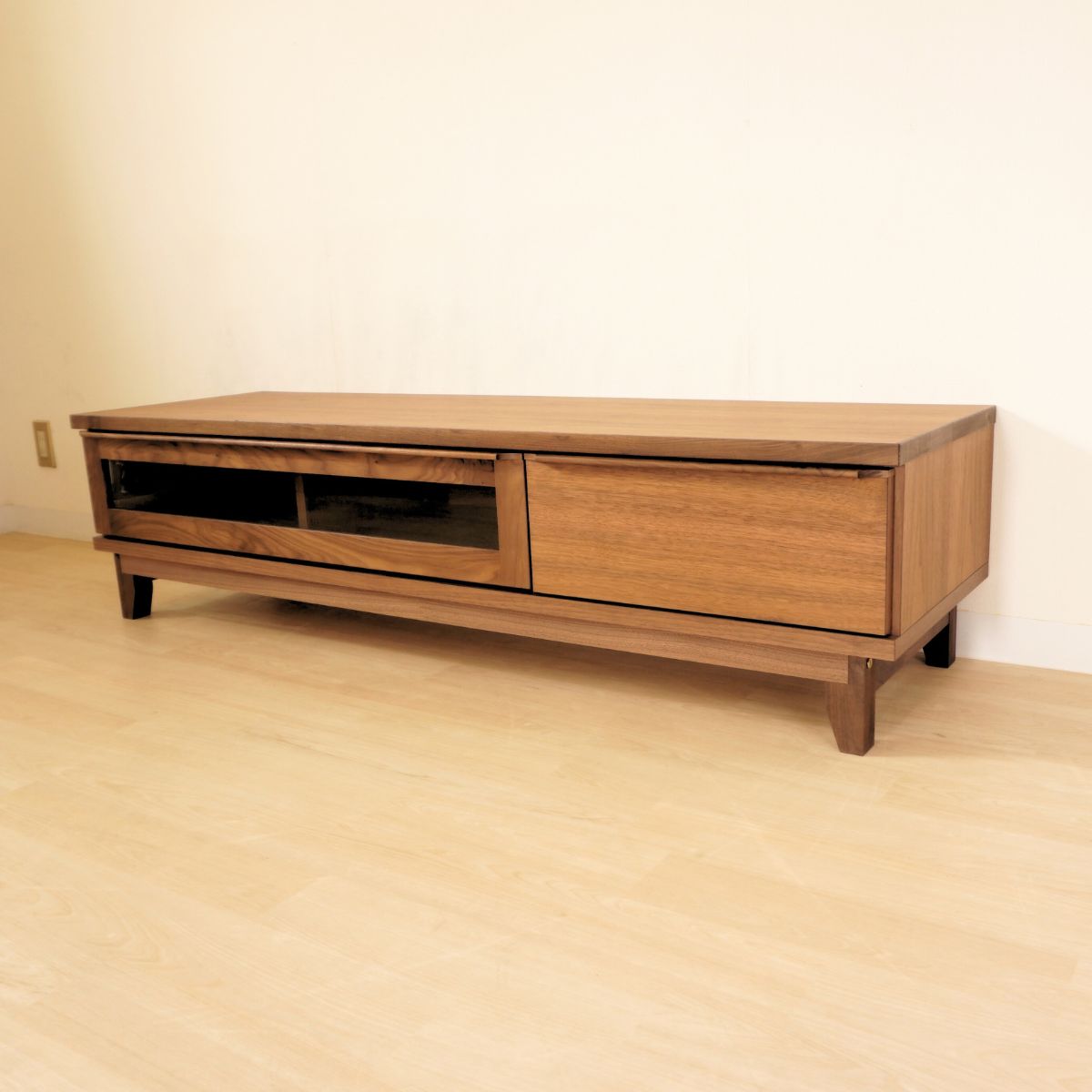 ウォールナット天然木を使用した上質な質感