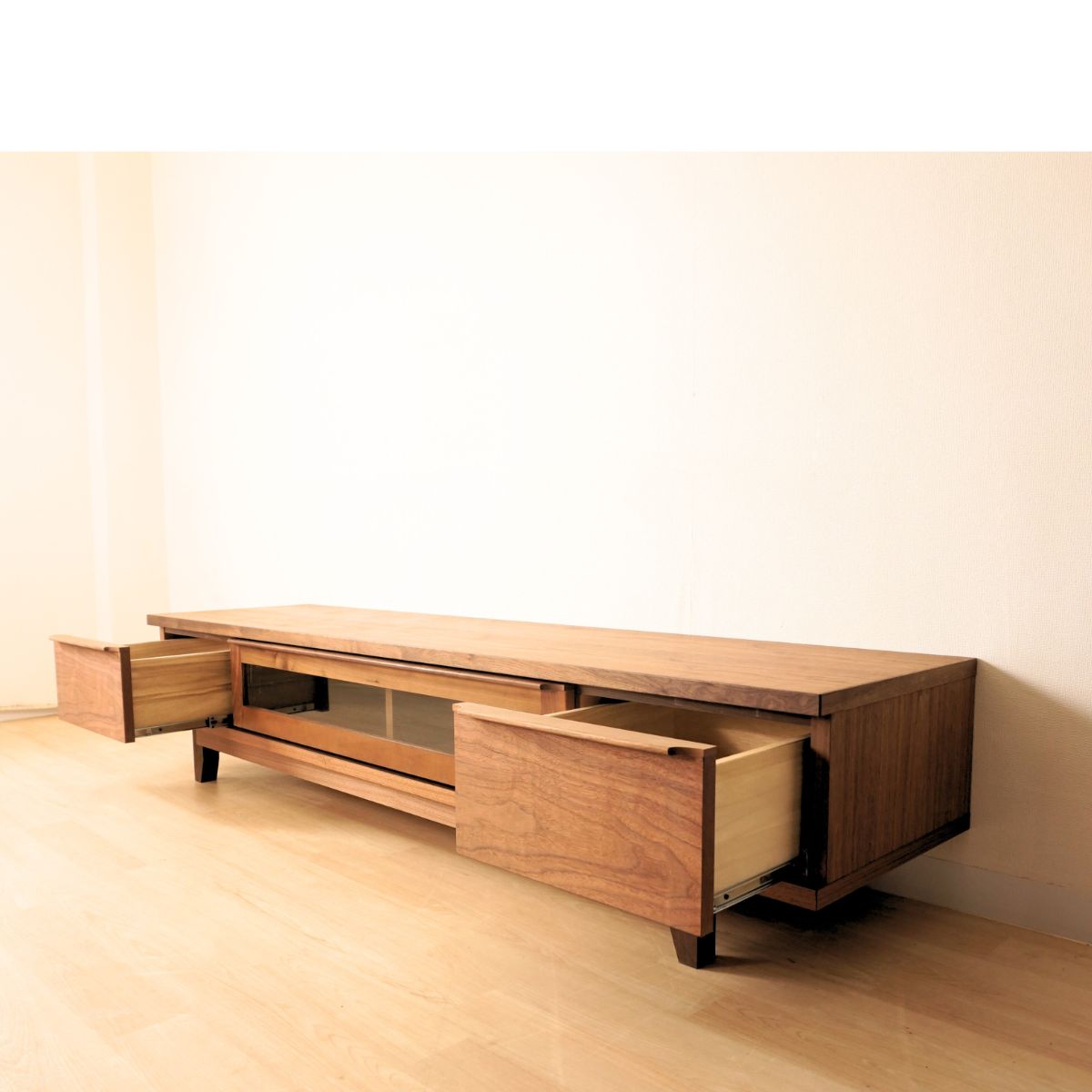 ウォールナット天然木を使用した上質な質感