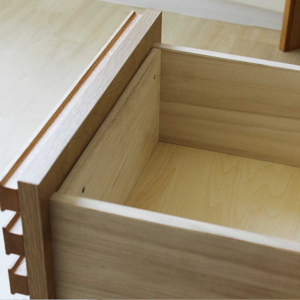 180センチ幅テレビボード「セゾン」レッドーク材は、左右に箱組の引き出があり丈夫で長持ち。