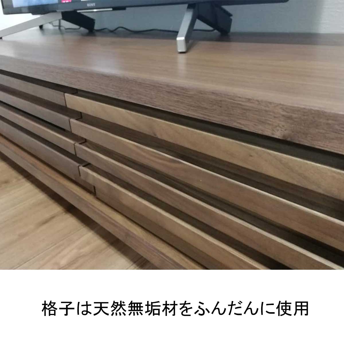 180センチ幅テレビボード「バジル」ウォールナット材は、引き出しや扉枠は無垢材を使用していますので、木目が野趣あふれる雰囲気です。