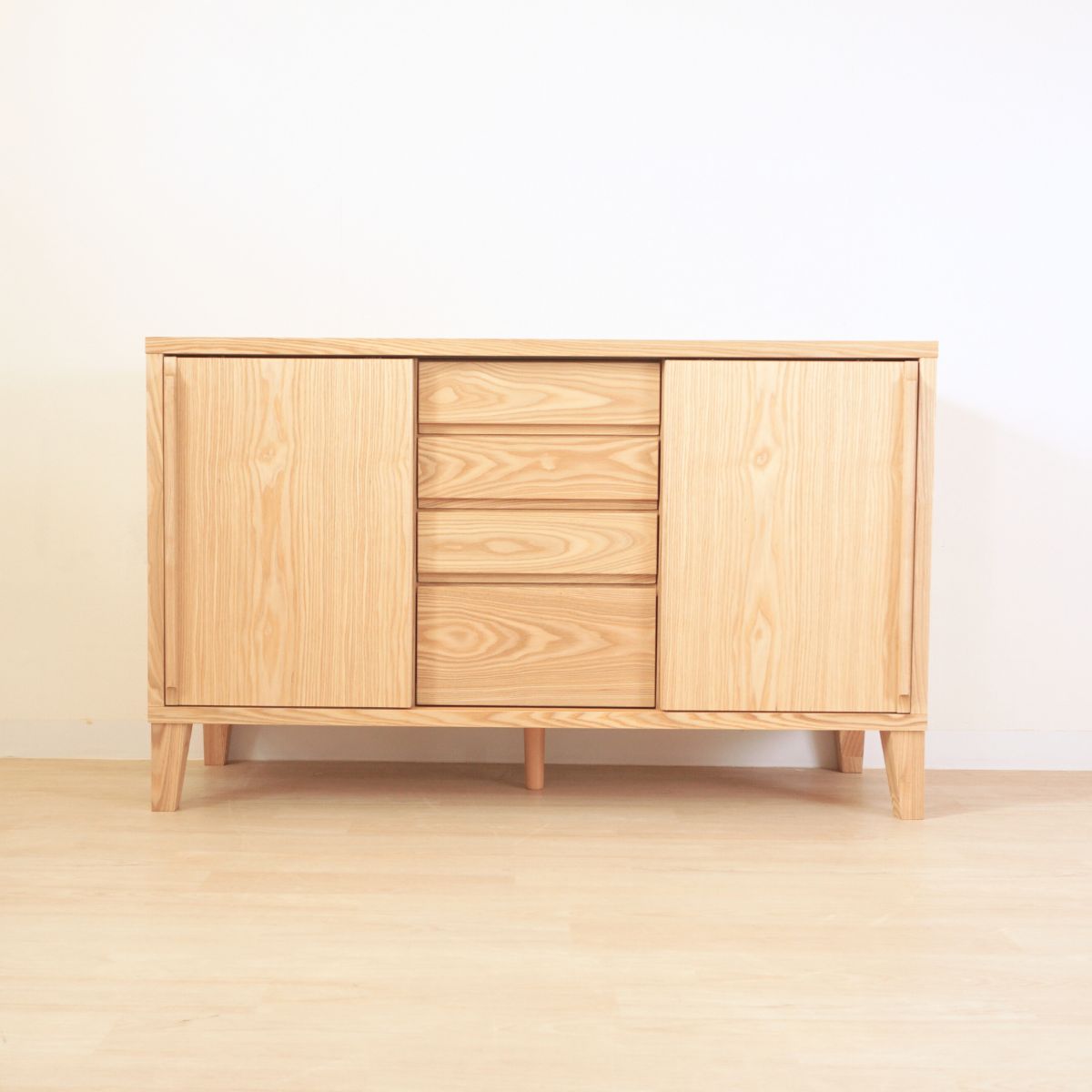 幅120センチジゼルサイドボードは、引き出しや扉枠は無垢材を使用していますので、木目が野趣あふれる雰囲気です。