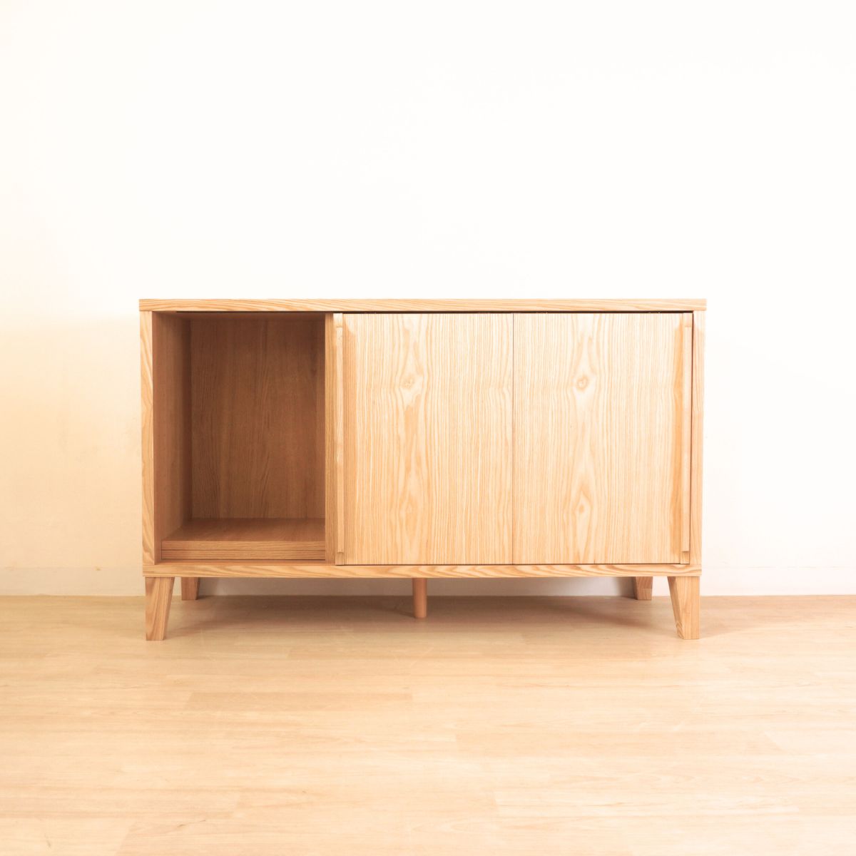 幅120センチジゼルサイドボードは、引戸タイプでです