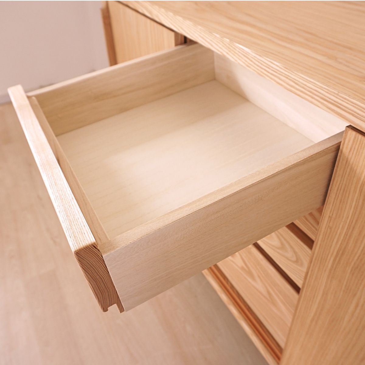 幅120センチジゼルサイドボードは、桐の引き出しを箱組にした丈夫で上質な引き出しです。