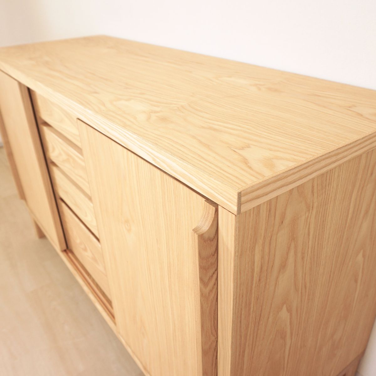 幅120センチジゼルサイドボードは、手触りの良い木の質感をそのまま生かす自然塗装です。
