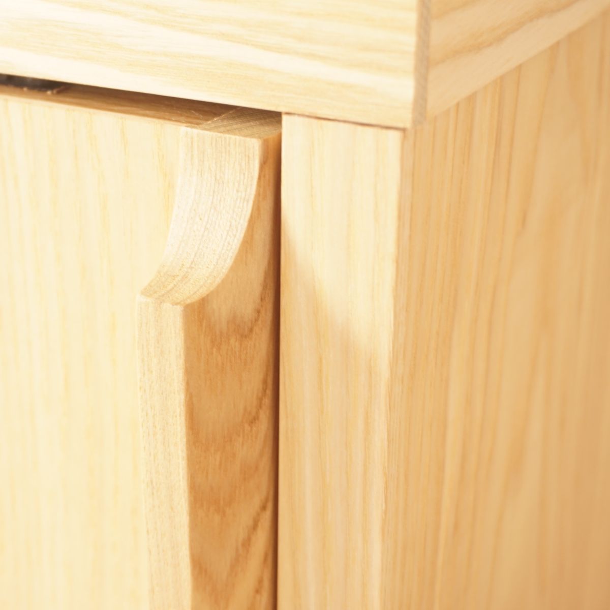 幅120センチジゼルサイドボードは、天然木の特徴である室内を適度な湿度に保つ調湿機能がそのまま備わっています